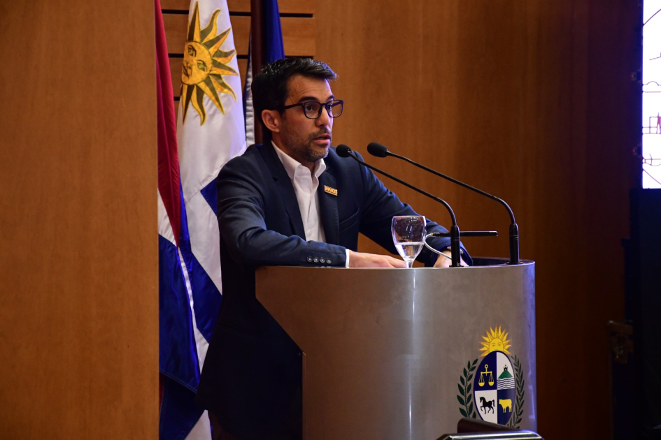 INALOG celebró 15 años consolidando la articulación público-privada del sector logístico Presidente de INALOG da discurso de apertura de paneles