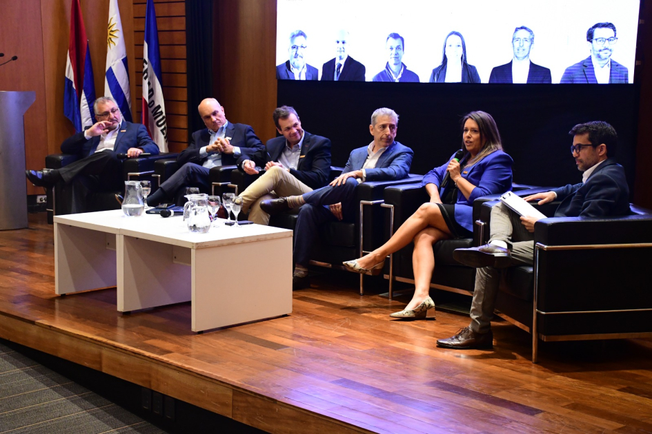 INALOG celebró 15 años consolidando la articulación público-privada del sector logístico Panelistas tratan el tema "Presente y futuro del sector"