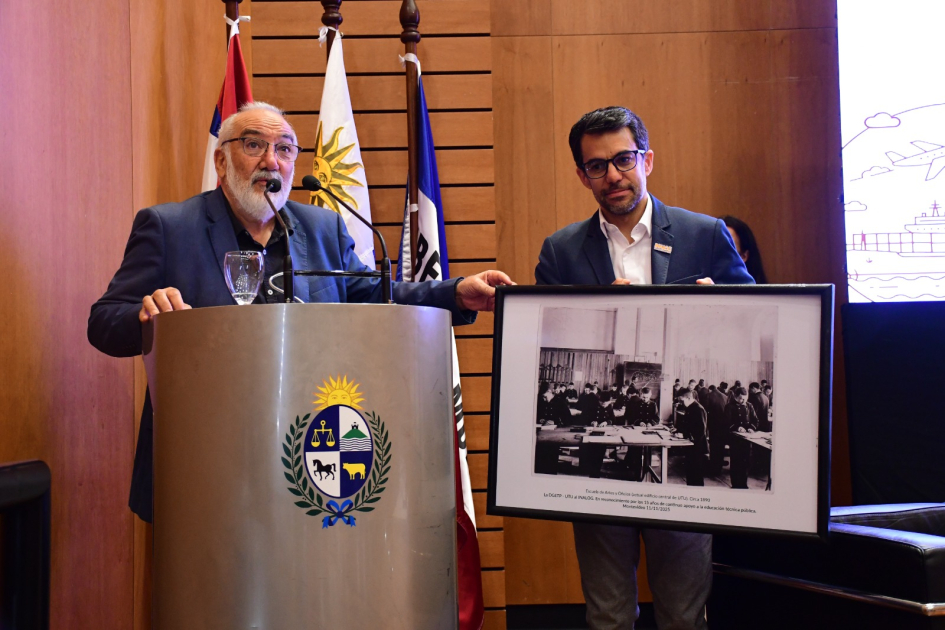 INALOG celebró 15 años consolidando la articulación público-privada del sector logístico Entrega de cuadro al presidente de INALOG, Jerónimo Reyes