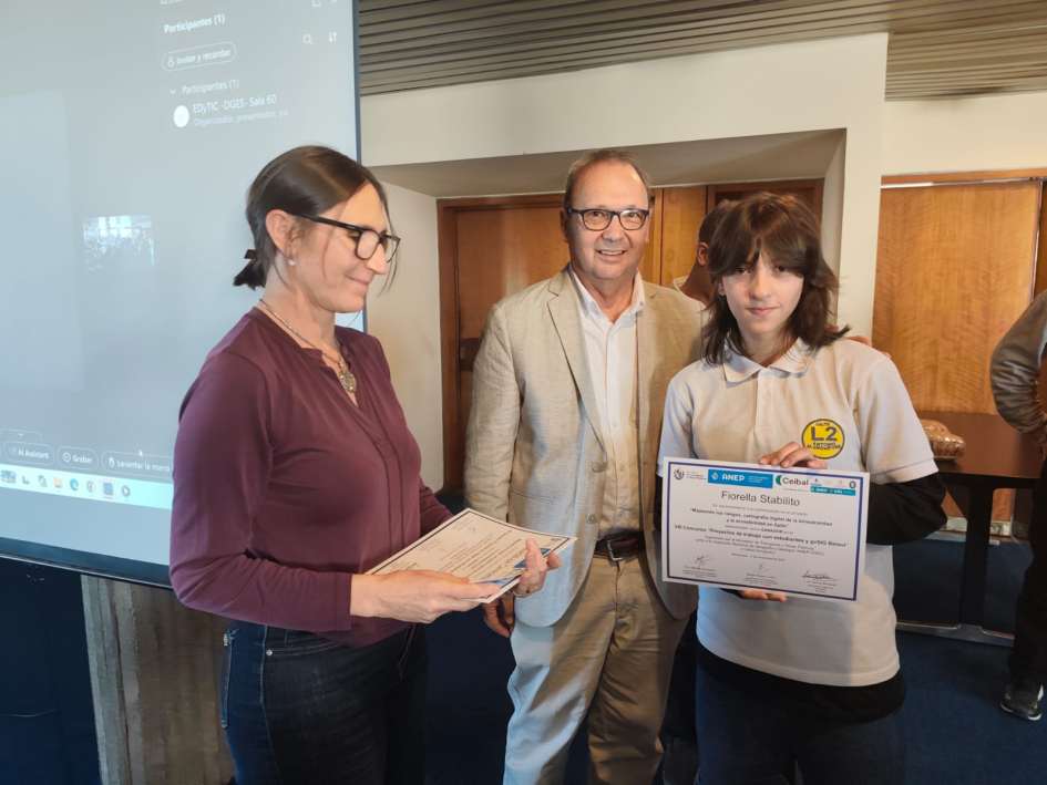 Estudiantes de Salto ganaron la 8ª edición del concurso gvSIG Batoví Entrega de diplomas por parte de subsecretaria y director de topografía