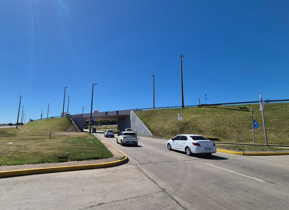 Finalizó la obra y quedó habilitado en su totalidad el puente de los accesos a Montevideo Finalizó la obra y quedó habilitado en su totalidad el puente de los accesos a Montevideo