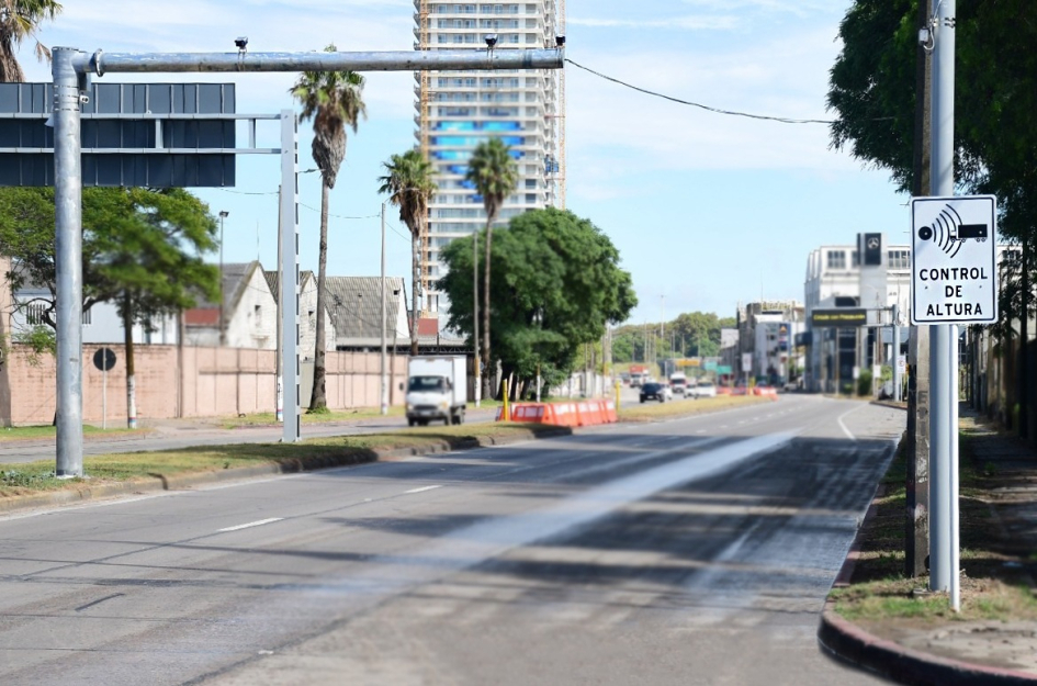 Accesos a Montevideo: Tecnología avanzada alerta a conductores para proteger estructuras viales