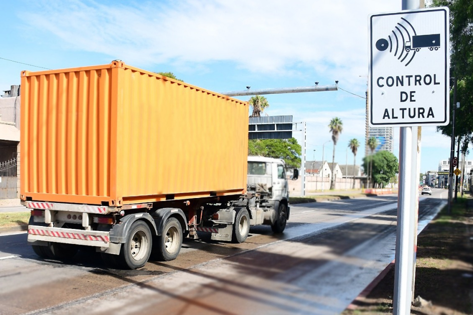 Accesos a Montevideo: Tecnología avanzada alerta a conductores para proteger estructuras viales