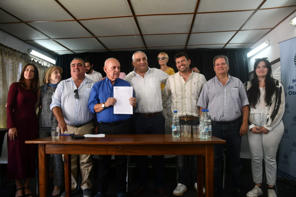 Firma de convenio entre MTOP y Biblioteca Popular "Jacinto Luna" Firma de convenio entre MTOP y Biblioteca Popular "Jacinto Luna"