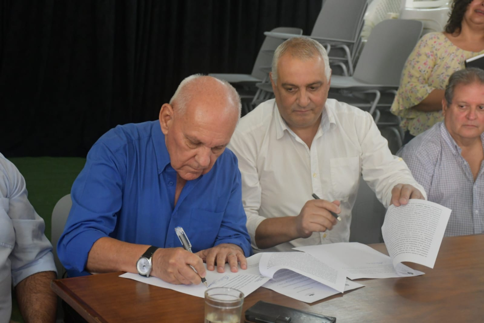 Firma de convenio entre MTOP y Biblioteca Popular "Jacinto Luna" Firma de convenio entre MTOP y Biblioteca Popular "Jacinto Luna"