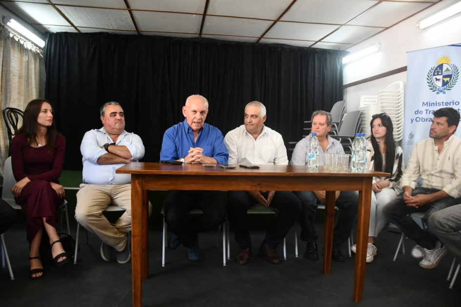 Firma de convenio entre MTOP y Biblioteca Popular "Jacinto Luna" Firma de convenio entre MTOP y Biblioteca Popular "Jacinto Luna"