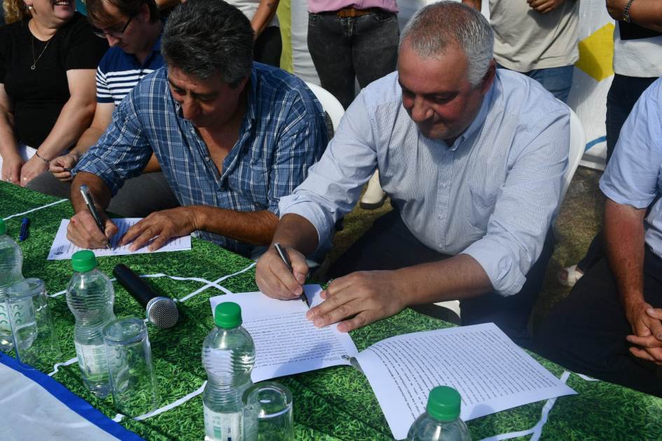 Firma de convenio entre MTOP y Club Atlético Bella Vista de Dolores Firma de convenio entre MTOP y Club Atlético Bella Vista de Dolores