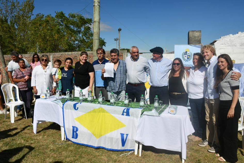 Firma de convenio entre MTOP y Club Atlético Bella Vista de Dolores Firma de convenio entre MTOP y Club Atlético Bella Vista de Dolores