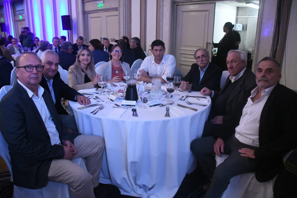 La ministra de Transporte y Obras Públicas, Lucía Etcheverry, presentó en la Asociación de Dirigente