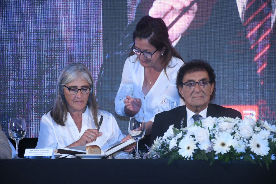 La ministra de Transporte y Obras Públicas, Lucía Etcheverry, presentó en la Asociación de Dirigente