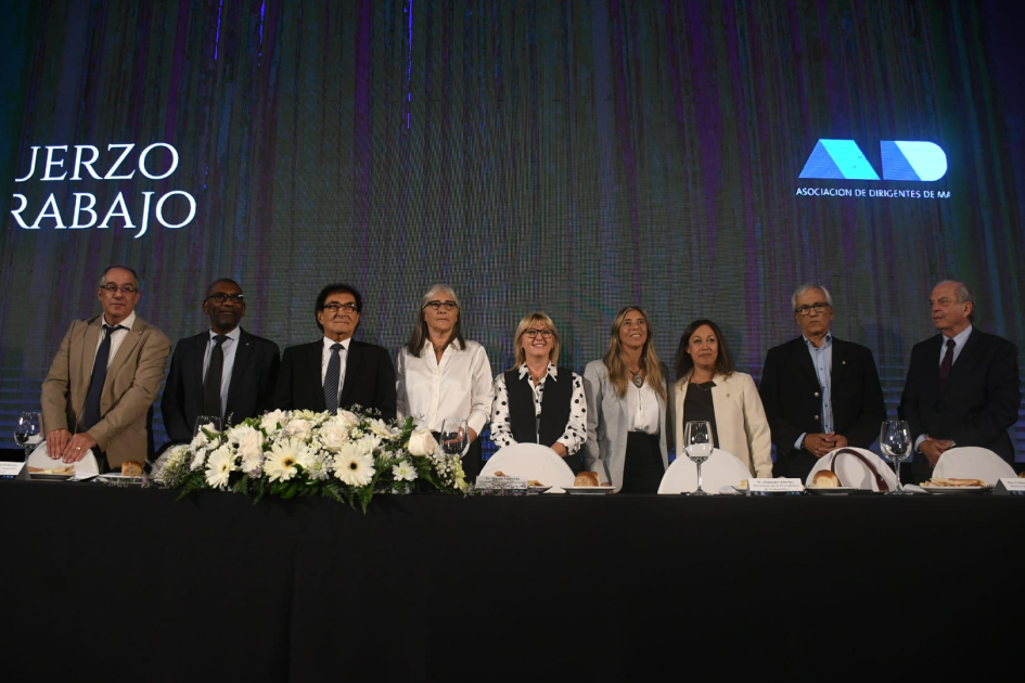 La ministra de Transporte y Obras Públicas, Lucía Etcheverry, presentó en la Asociación de Dirigente