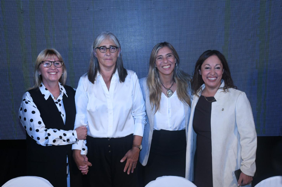 La ministra de Transporte y Obras Públicas, Lucía Etcheverry, presentó en la Asociación de Dirigente