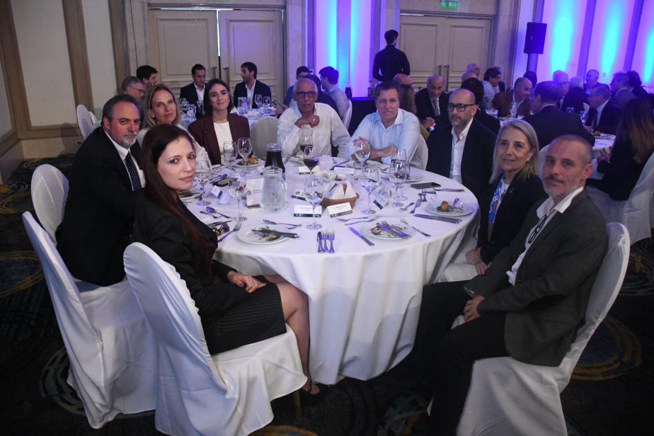 La ministra de Transporte y Obras Públicas, Lucía Etcheverry, presentó en la Asociación de Dirigente