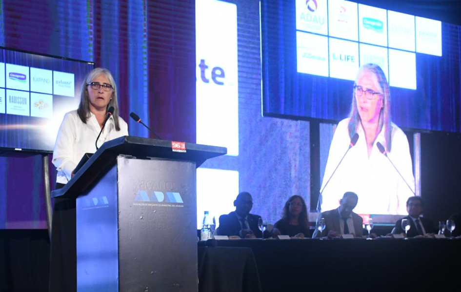 La ministra de Transporte y Obras Públicas, Lucía Etcheverry, presentó en la Asociación de Dirigente