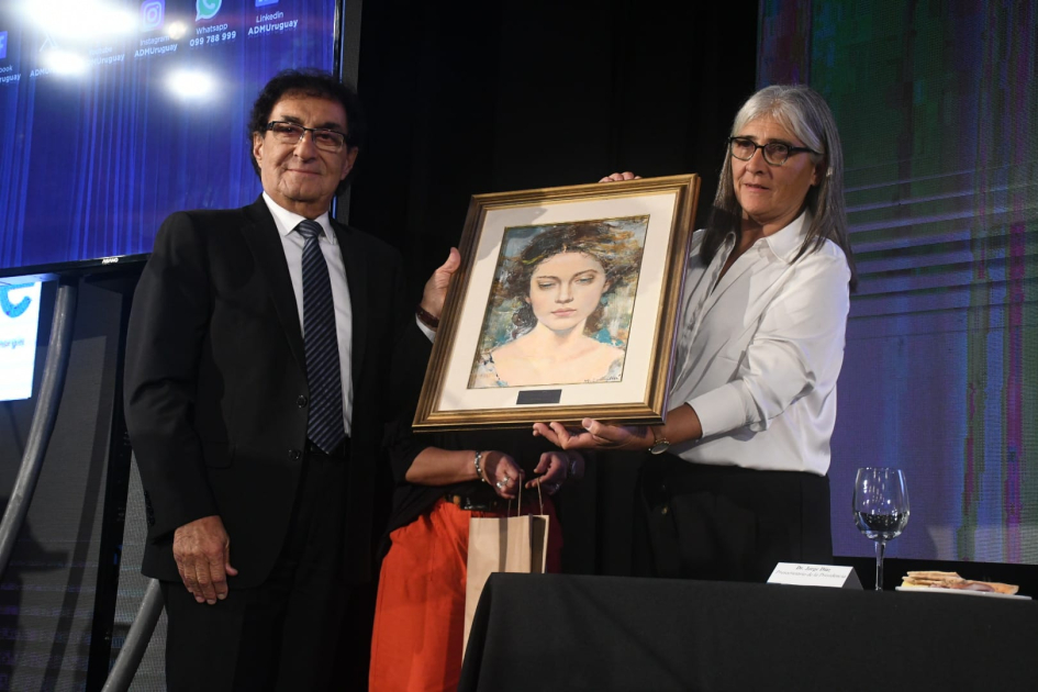 La ministra de Transporte y Obras Públicas, Lucía Etcheverry, presentó en la Asociación de Dirigente