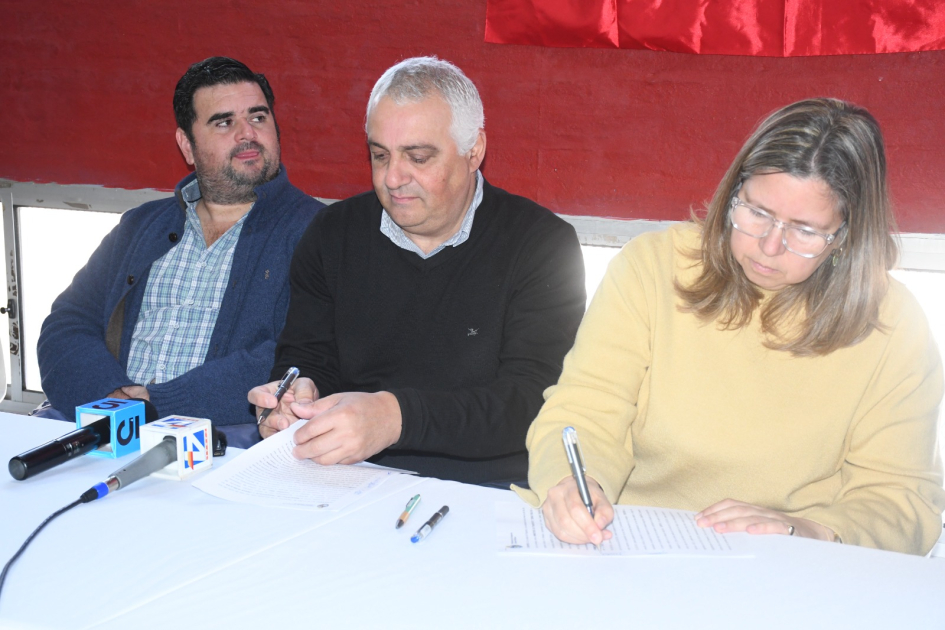 Firma de convenio social Club Touring Paysandú