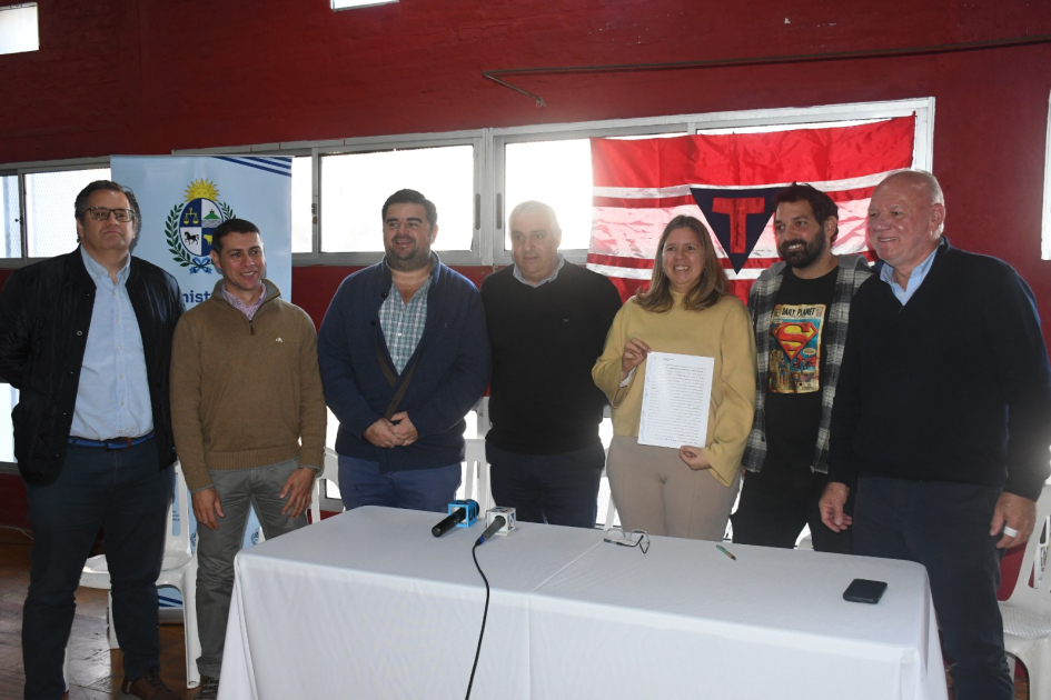 Firma de convenio social Club Touring Paysandú