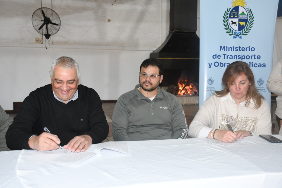 Firma de convenio social Club Delfín Fray Bentos
