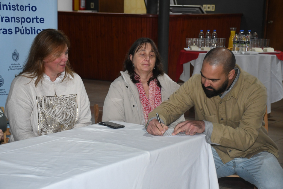 Firma de convenio social Club Delfín Fray Bentos