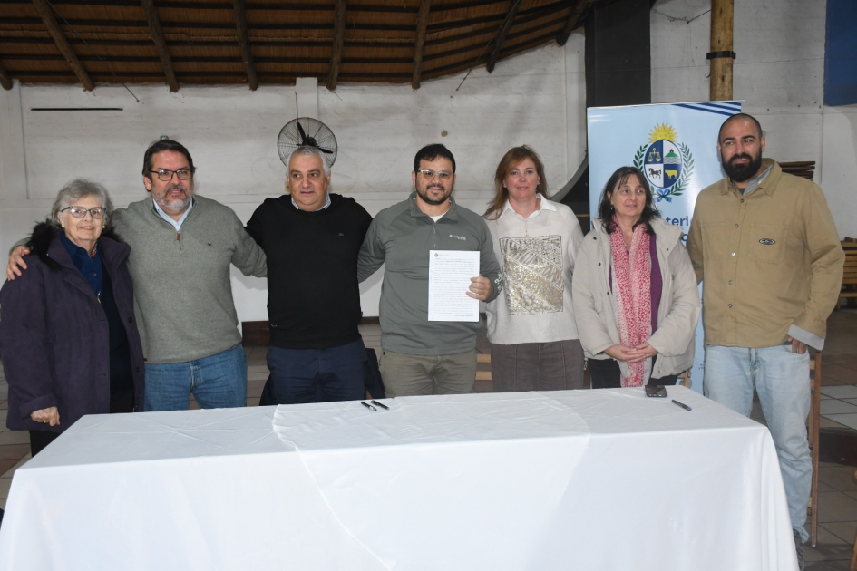 Firma de convenio social Club Delfín Fray Bentos
