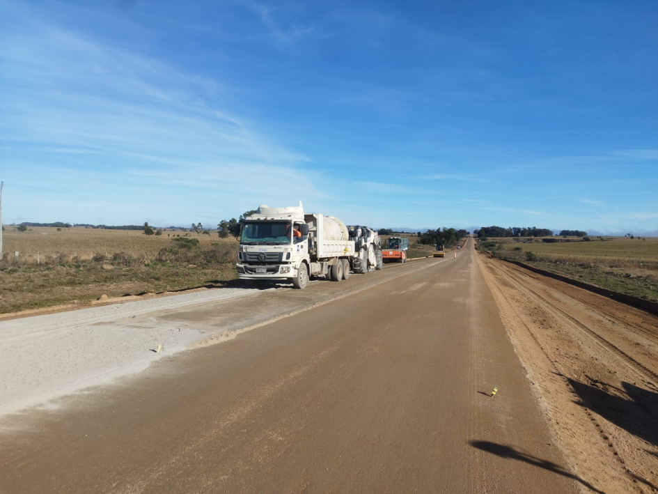 Se ejecutan obras de rehabilitación y ensanche de la Ruta 26 