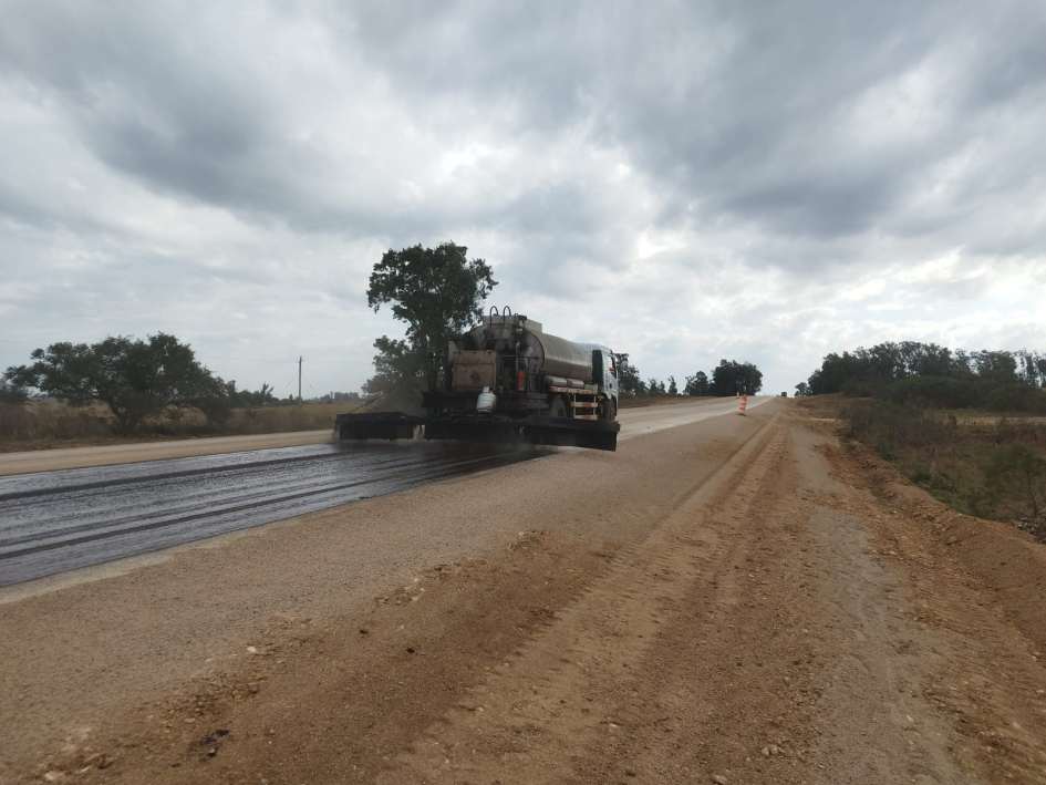 Se ejecutan obras de rehabilitación y ensanche de la Ruta 26 