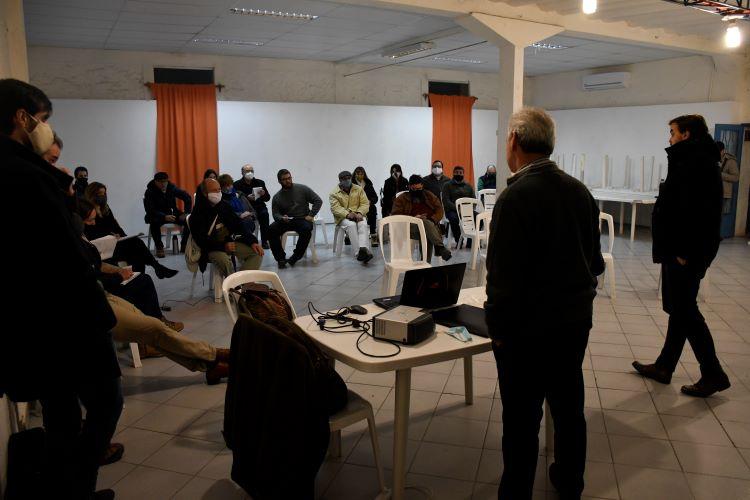 Charla con vecinos en Santa Lucía, Canelones