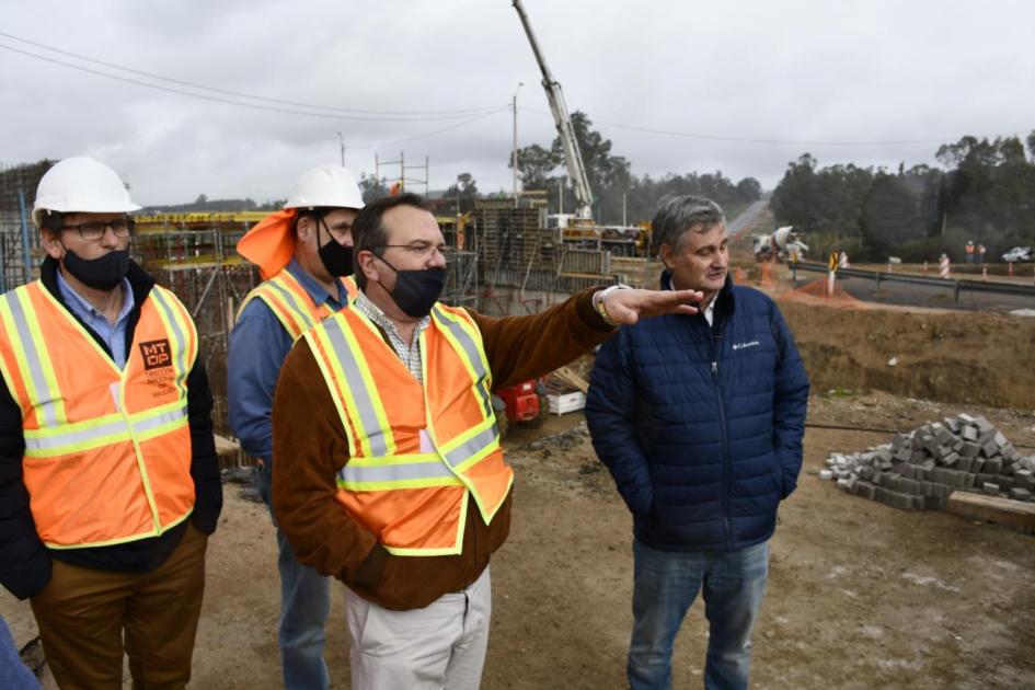 Ministro Falero junto al Dtor. de Vialidad Ciganda observando obras viales en ruta IB Ministro Falero junto al Dtor. de Vialidad Ciganda observando obras viales en ruta IB