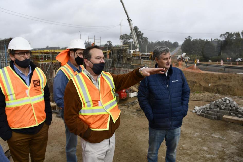 Ministro Falero junto al Dtor. de Vialidad Ciganda observando obras viales en ruta IB