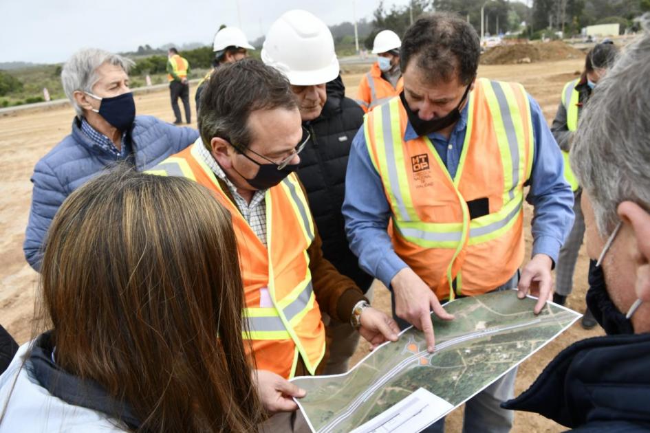 Falero y técnicos de Vialidad observando proyecto de obra