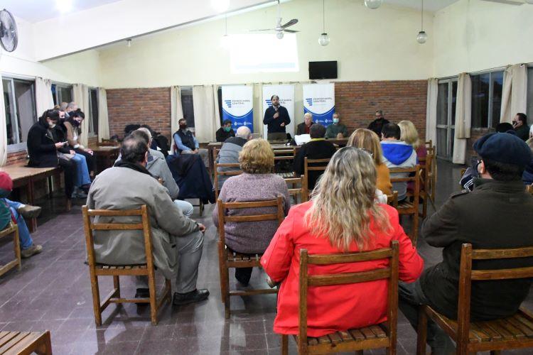 Charla con vecinos en 25 de Mayo, Florida