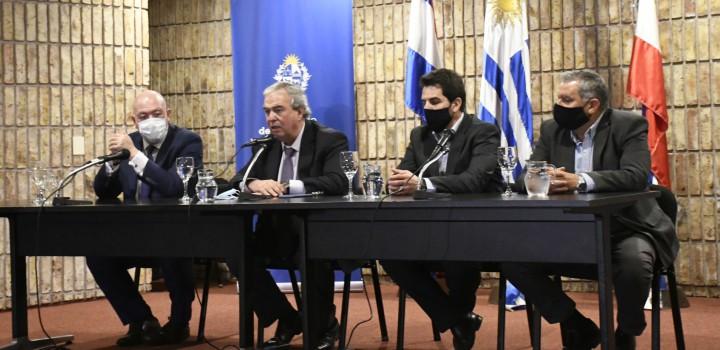 El ministro de transporte junto a otras autoridades del ministerio en reunión informativa con transportistas