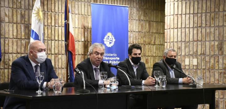 El ministro de transporte junto a otras autoridades del ministerio en reunión informativa con transportistas