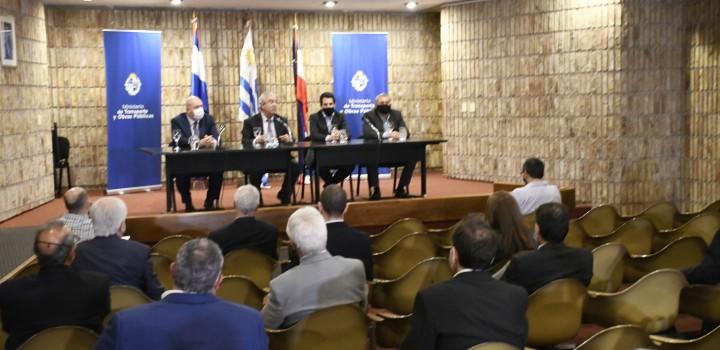 El ministro de transporte junto a otras autoridades del ministerio en reunión informativa con transportistas El ministro de transporte junto a otras autoridades del ministerio en reunión informativa con transportistas