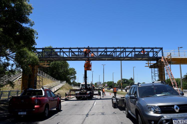 Puente peatonal accesos a Montevideo