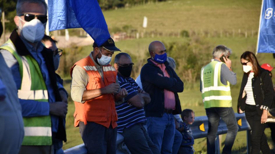 Vecinos presentes en inauguración de puente sobre arroyo Agua Sucia, Sarandí del Yí