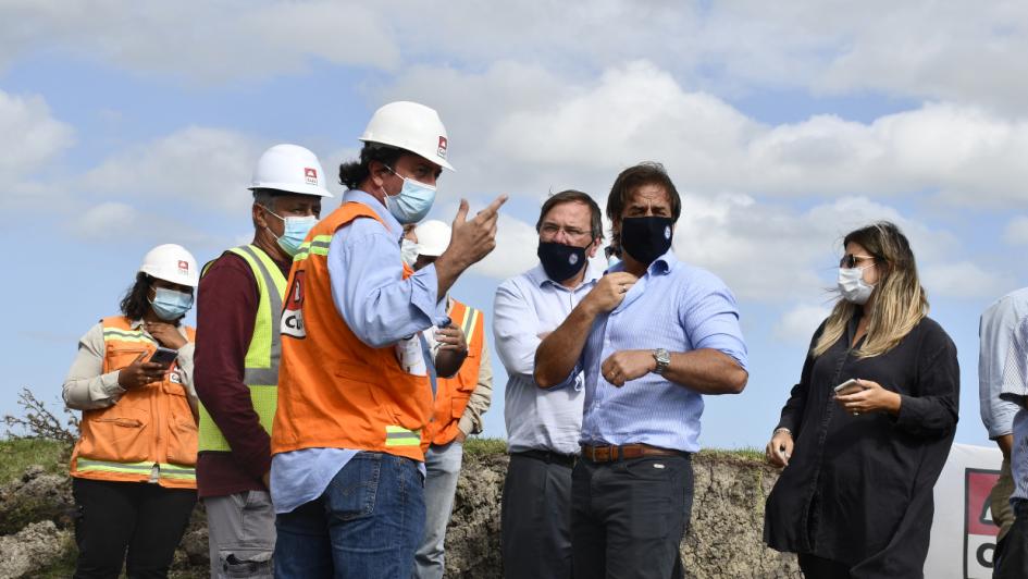 Presidente Luis Lacalle Pou observa trabajos sobre canal 2, en bañados de Rocha