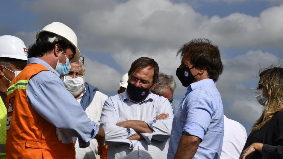 Presidente Luis Lacalle Pou observa trabajos sobre canal 2, en bañados de Rocha