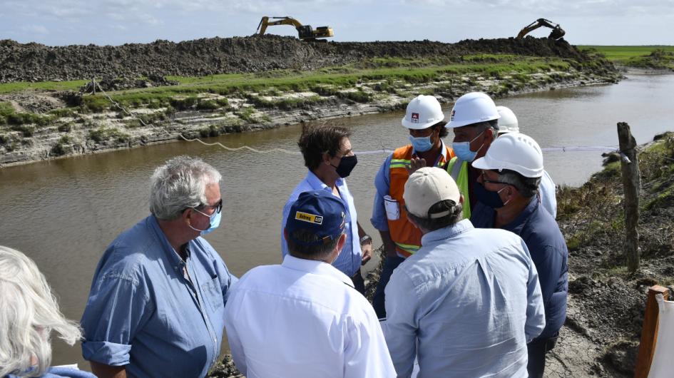 Presidente Luis Lacalle Pou observa trabajos sobre canal 2, en bañados de Rocha