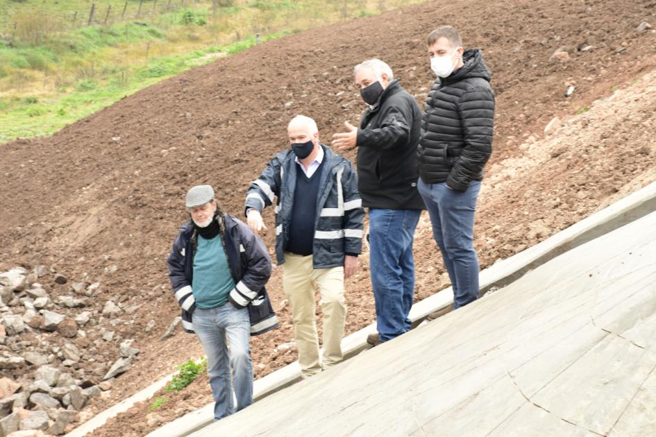 Ministro Olaizola observa puente con autoridades departamentales desde la cabecera