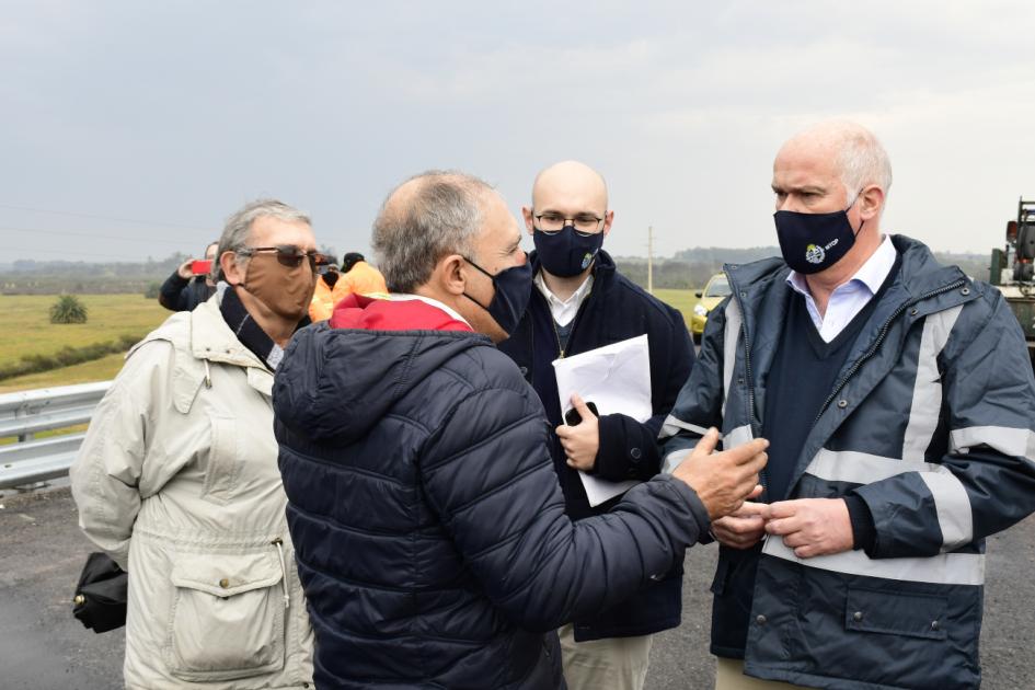 Bypass de Carmelo y nuevo puente están próximos a finalizar Ministro Olaizola conversando con vecino