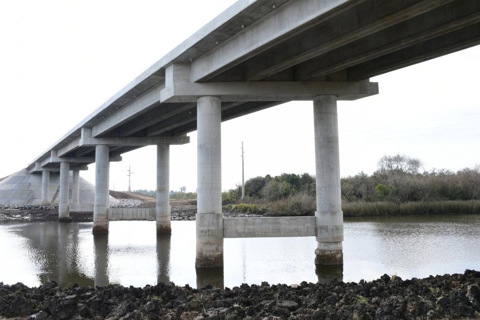 Estructura del nuevo puente de Carmelo vista desde abajo