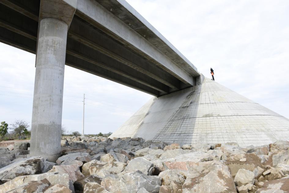 Cabecera del nuevo puente de Carmelo vista desde abajo