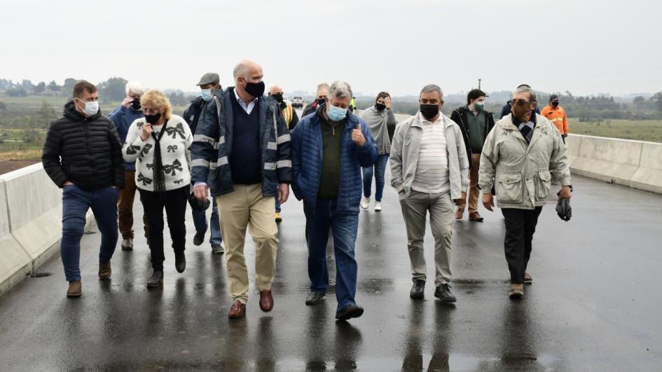 Ministro Olaizola y autoridades locales caminan sobre el nuevo puente de Carmelo