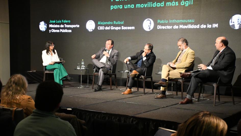 Ministro Falero junto a integrantes del panel