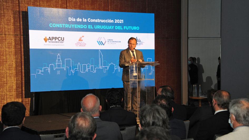 2021 será un año récord de inversión en obras viales Ministro Falero brinda discurso en ceremonia por el Día de la Construcción