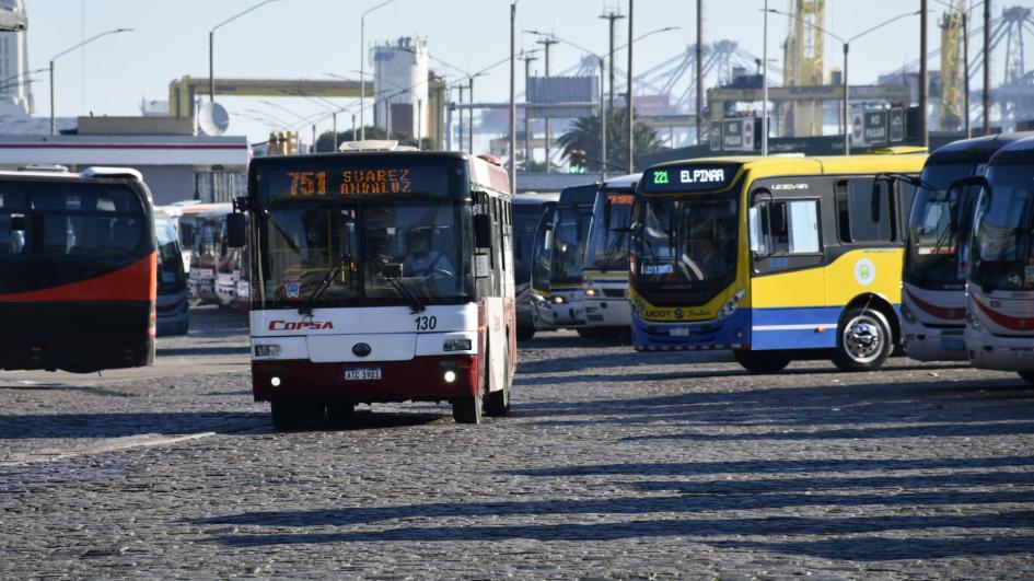 Ómnibus metropolitano circula por la terminal Baltasar Brum