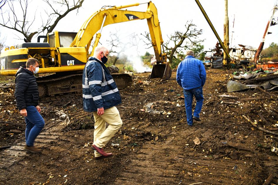 Ministro Olaizola camina en predio donde se realizan tareas de desguace de embarcaciones