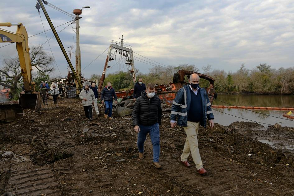 Avanza retiro de barcos abandonados en arroyo Las Vacas Ministro Olaizola camina en predio donde se realizan tareas de desguace de embarcaciones