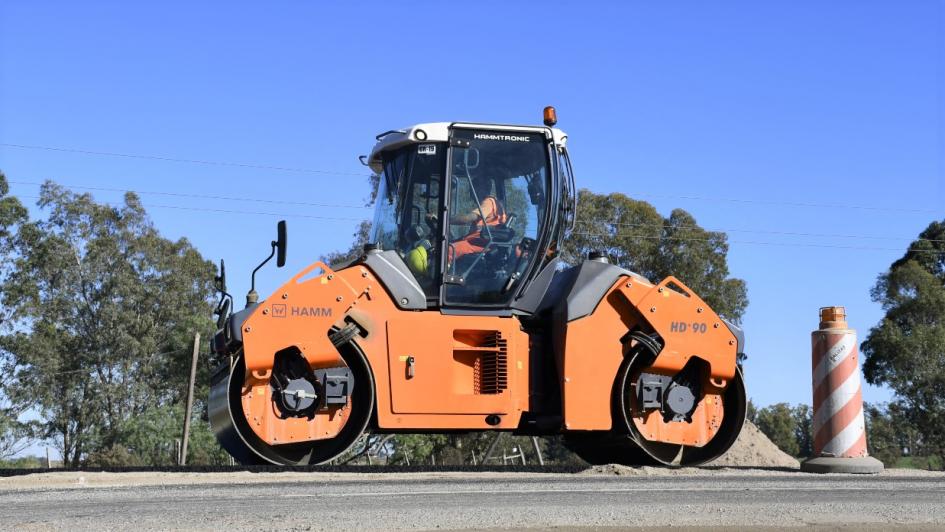 Maquinaria vial durante ejecución de obras en ruta 3